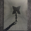 Tableau silhouette dans un couloir d’illusion infinie et profondeur hypnotique noir et blanc – décoration murale moderne 30x40 cm - DesignRomArt
