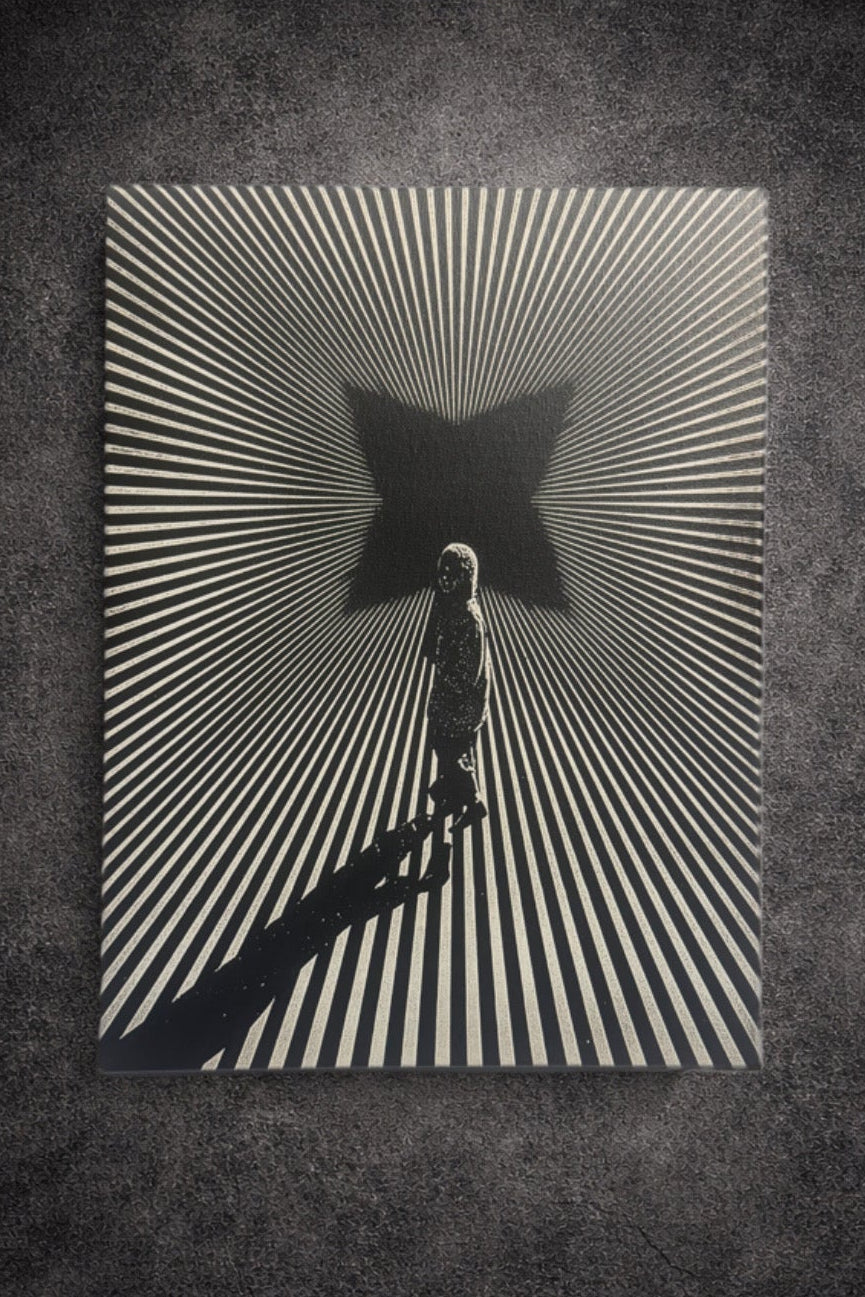 Tableau silhouette dans un couloir d’illusion infinie et profondeur hypnotique noir et blanc – décoration murale moderne 30x40 cm - DesignRomArt