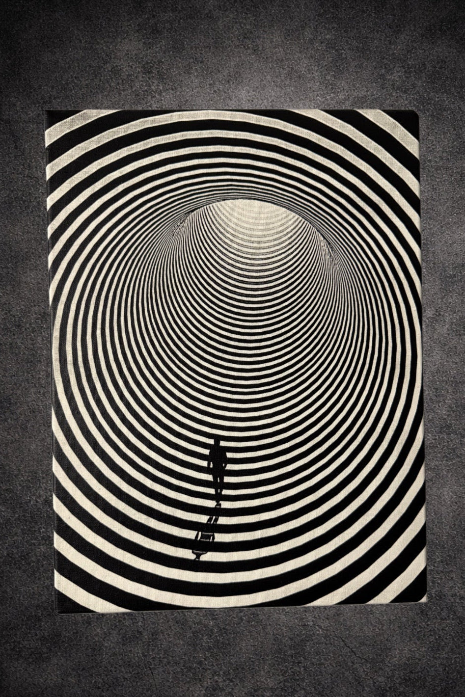 Tableau silhouette dans un tunnel d’illusion circulaire infinie et spirale de profondeur noir et blanc – décoration murale moderne 30x40 cm - DesignRomArt