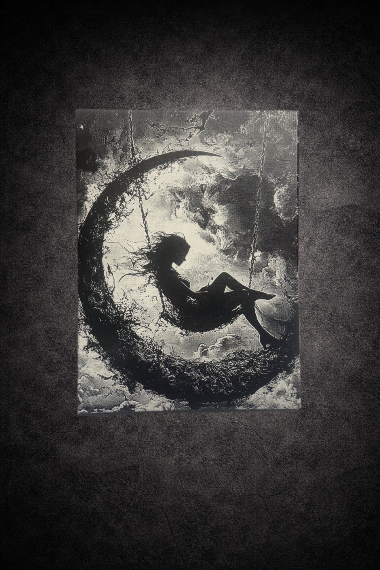 Tableau noir et blanc silhouette féminine flottant dans un cercle sombre artistique