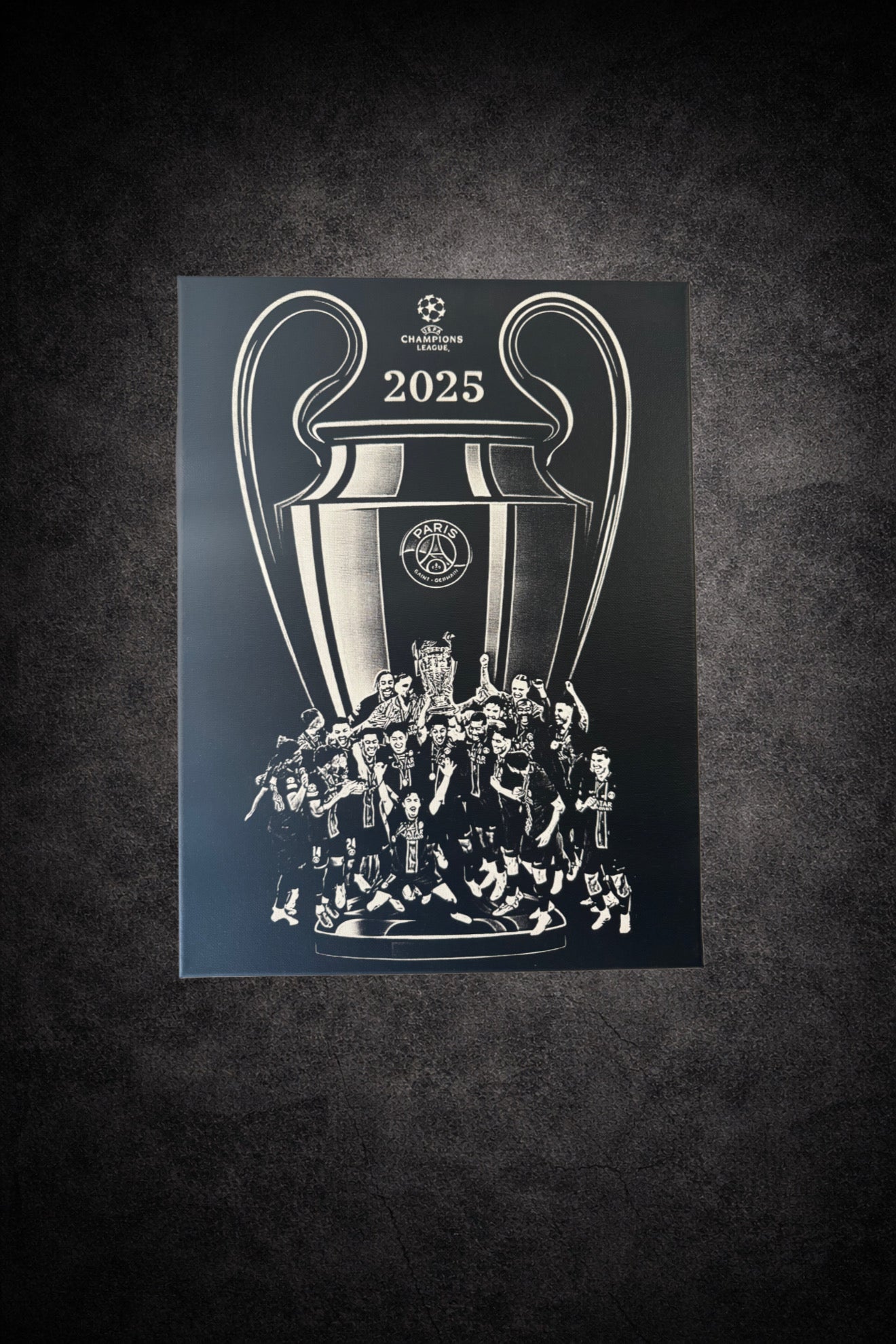 tableau noir et blanc trophée de football et équipe en célébration