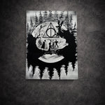 Tableau noir et blanc univers magique sombre avec silhouettes et symbole mystique