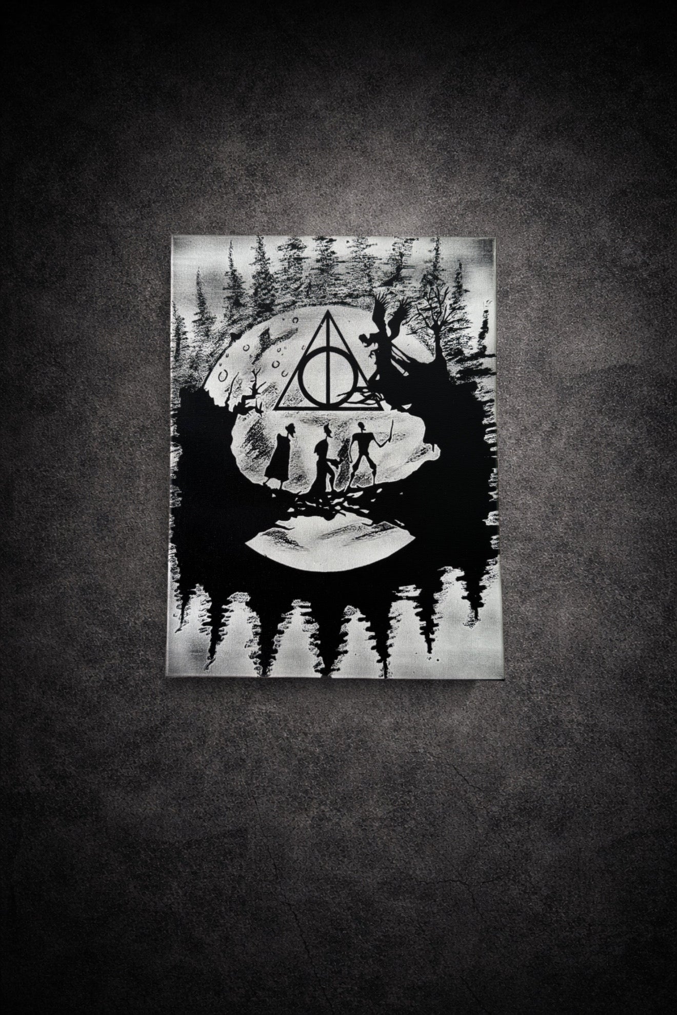 Tableau noir et blanc univers magique sombre avec silhouettes et symbole mystique