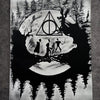 Tableau univers magique sombre – silhouettes, symbole mystique et forêt – décoration murale 30x40 cm - DesignRomArt