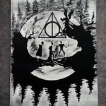 Tableau univers magique sombre – silhouettes, symbole mystique et forêt – décoration murale 30x40 cm - DesignRomArt