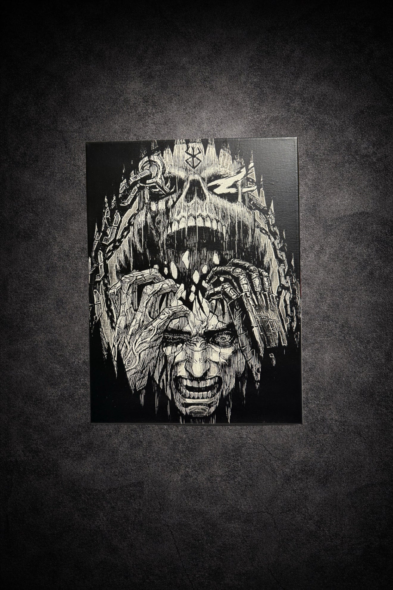 Tableau mural noir et blanc visage torturé sous entité démoniaque géante