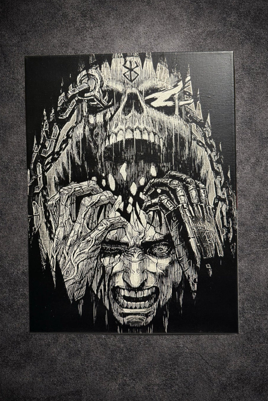 Tableau visage torturé sous entité démoniaque géante – scène psychologique sombre noir et blanc – décoration murale 30x40 cm - DesignRomArt